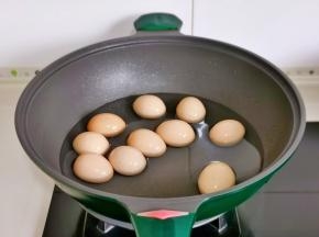 鸡蛋洗净，冷水下锅，加盐煮8分钟。