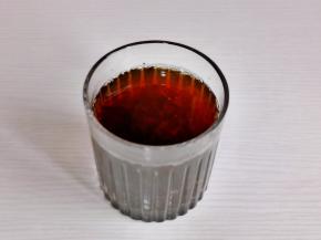 取8克大红袍，将茶叶用开水泡上，这样做出来的蛋口感才纯正，茶香浓郁。