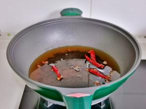 这时把泡好的茶倒入锅中，香味扑鼻而来，加八角，辣椒。