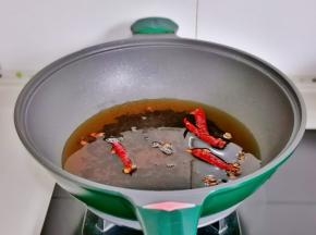 这时把泡好的茶倒入锅中，香味扑鼻而来，加八角，辣椒。