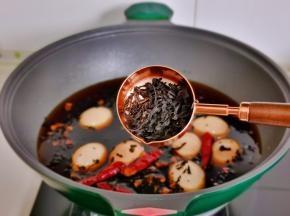 最后再加入8克茶叶。