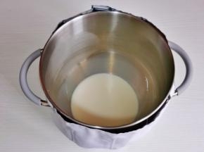 首先将牛奶倒入厨师机中，盐，糖对角放。