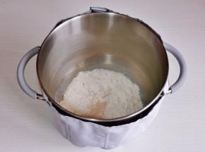 再加入高筋面粉，酵母粉，启动厨师机2档揉面5分钟。