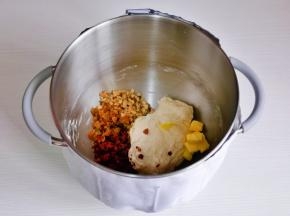 加入黄油，葡萄干，核桃碎，蔓越莓碎，继续揉均匀即可。
