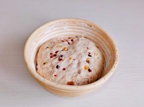 收口朝上放入篮中，进行二次发酵。