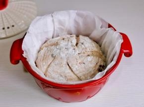 砂锅垫上油纸，发酵好的面团胚倒扣砂锅中，再用锋利的刀割包。