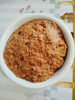 瘦肉洗净切成小块，放入料理机搅打成肉泥！肉馅中打入两个鸡蛋，一大勺生抽，一大勺蚝油，2勺王守义十三香，一勺盐，一勺鸡精，一勺胡椒粉，一大勺料酒搅拌均匀！再分次多量的加入一碗生姜花椒水，搅打成粘稠的状态，再加入2勺玉米淀粉搅拌均匀，放入适量的葱花，淋上热香油，激发出葱香味，再继续搅打均匀上劲儿即可！（生姜拍碎，抓一把花椒，倒入煮沸的开水，把生姜和花椒的味道激发出来，晾凉后把渣过滤出来就成了生姜花椒水！不仅能有效的去腥增香，还不用担心吃到生姜花椒！）