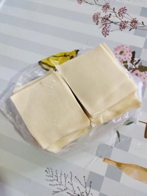 在压面店买的薄薄的馄饨皮！（我买了6元钱的！）