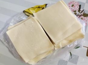 在压面店买的薄薄的馄饨皮！（我买了6元钱的！）