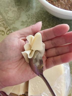 然后用勺子（或者小棒）推一下推一下推一下推一下！