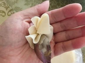 然后用勺子（或者小棒）推一下推一下推一下推一下！