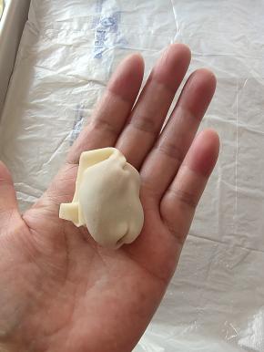 这样一个小馄饨就包好了！