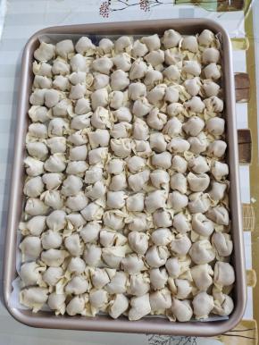 依次把所有的馄饨都包完！放入冰箱冷冻保存！吃的时候无需解冻，直接水开下锅就好了！（吃多少取多少！特别方便！）