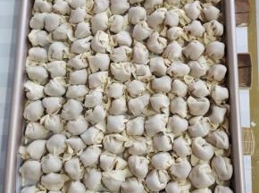 依次把所有的馄饨都包完！放入冰箱冷冻保存！吃的时候无需解冻，直接水开下锅就好了！（吃多少取多少！特别方便！）