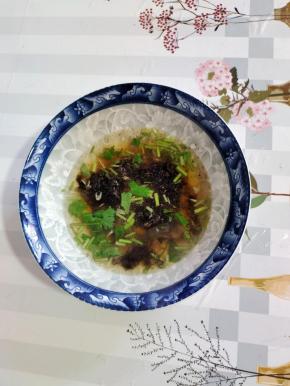 料汁儿：生抽，香油，香菜，紫菜，鸡精，胡椒粉，虾皮，加一汤勺煮馄饨的汤，搅拌均匀即可！（有条件的可以买一些鸡架或者大骨头熬成浓白色的高汤，味道更鲜美！）