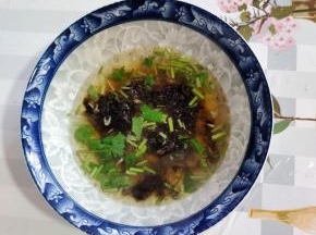 料汁儿：生抽，香油，香菜，紫菜，鸡精，胡椒粉，虾皮，加一汤勺煮馄饨的汤，搅拌均匀即可！（有条件的可以买一些鸡架或者大骨头熬成浓白色的高汤，味道更鲜美！）