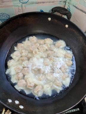 水开放入包好的馄饨，煮2分钟左右！
