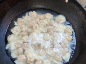 水开放入包好的馄饨，煮2分钟左右！