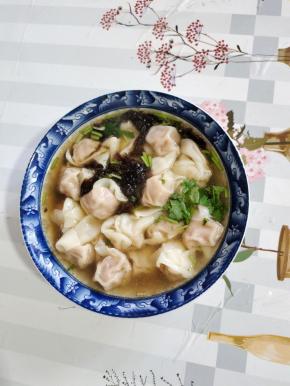 放入提前调好的汤头料汁儿中即可享用美味啦！