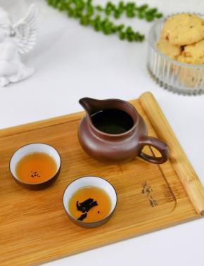 泡一壶茶，真正的安静，来自于内心，只追求自身的简单和丰富，茶香中，一颗心慢慢沉静下来，惟愿内心清风朗月。