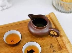 泡一壶茶，真正的安静，来自于内心，只追求自身的简单和丰富，茶香中，一颗心慢慢沉静下来，惟愿内心清风朗月。