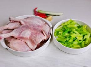 准备食材，西芹洗净切段。