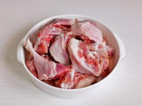 鸭腿剪小块。