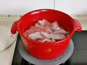 冷水下锅焯水。