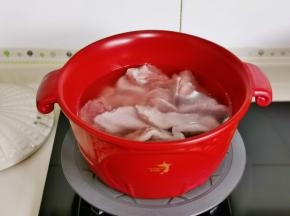 冷水下锅焯水。