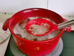 烧开后撇出浮沫，煮2分钟捞出冲洗干净。