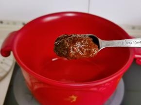 起油锅，加入豆瓣酱煸炒。