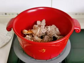 加入鸭块小火翻炒2分钟。