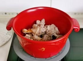 加入鸭块小火翻炒2分钟。