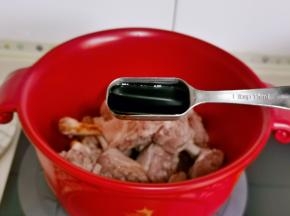 加入红烧酱油。