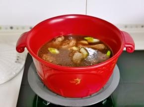 加入水，没过食材为佳。