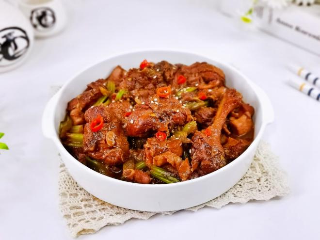 西芹烧鸭腿煲