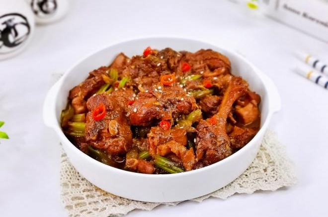 西芹烧鸭腿煲