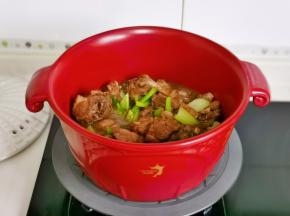 加入西芹，按个人口味加入盐大火5分钟即可关火。