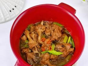 撒上辣椒段即可。