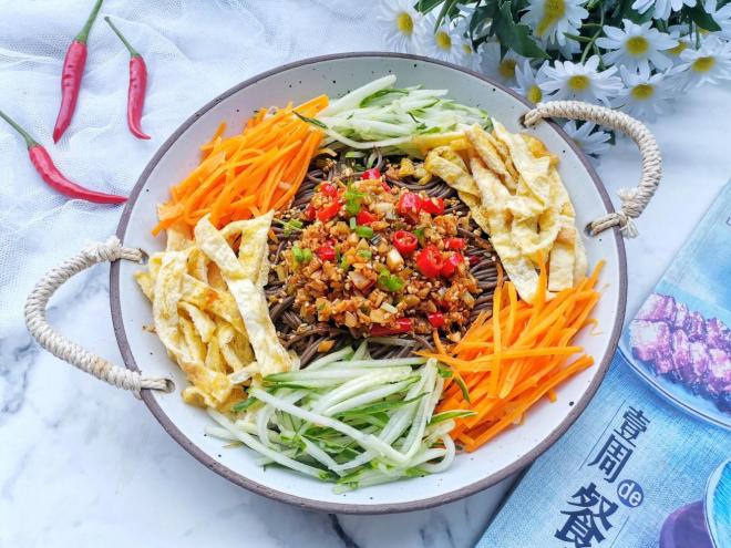 凉拌酸辣荞麦面