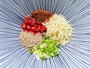 碗中放入蒜末+葱花++小米椒+白芝麻+辣椒粉，