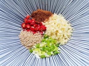 碗中放入蒜末+葱花++小米椒+白芝麻+辣椒粉，