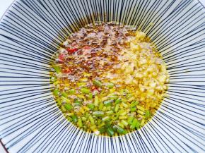 淋入半碗热油，