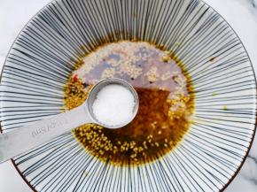 半勺盐半勺糖拌匀，