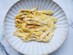 鸡蛋煎熟切条，