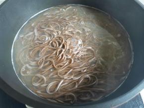 荞麦面放入锅中煮至浮起，