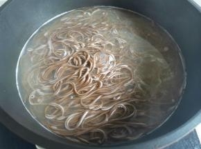 荞麦面放入锅中煮至浮起，