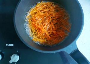 胡萝卜丝煮熟。
