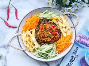 碗中放入荞麦面，码入黄瓜丝、胡萝卜丝，鸡蛋，淋入调好的料汁，拌匀开吃！