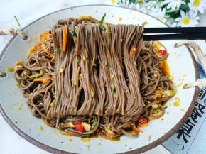 开胃爽口的凉拌酸辣荞麦面就做好啦，赶紧嗦起来吧～